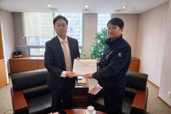 지난 26일 한국수출입은행에서 한국항공우주산업(KAI) 노동조합 관계자가 이동훈 부행장(왼쪽)에게 청원서를 전달하고 있다. [사진=KAI 노조]
