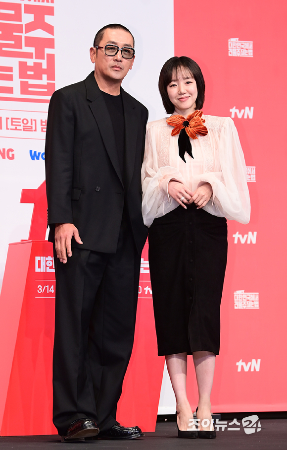 배우 하정우와 임수정이 9일 오후 서울 구로구 신도림동 더링크서울 트리뷰트포트폴리오 호텔에서 열린 tvN 새 토일드라마 '대한민국에서 건물주 되는 법' 제작발표회에서 참석하고 있다. [사진=정소희 기자]