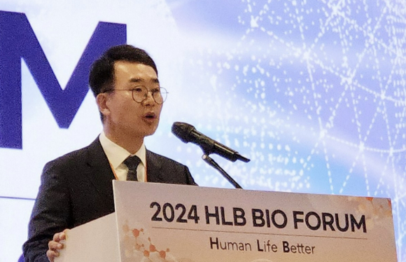 진양곤 HLB그룹 회장이 23일 서울 송파구 소피텔 앰배서더 서울에서 열린 '제2회 HLB바이오포럼'에서 개회사를 하고 있다. 2024.5.23 [사진=연합뉴스]