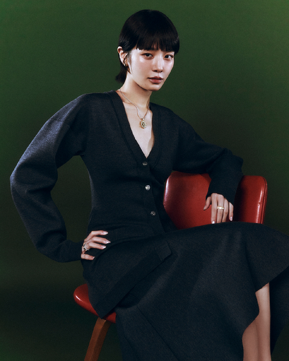 배우 박규영이 넷플릭스 시리즈 '오징어 게임' 시즌3 인터뷰에 앞서 포즈를 취하고 있다. [사진=넷플릭스]