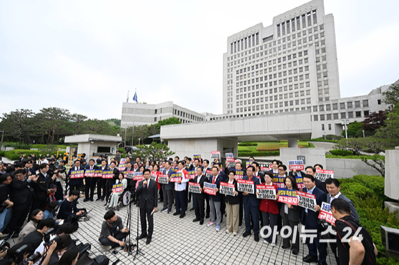 김문수 국민의힘 대선후보가 15일 서울 서초동 대법원을 찾아 사법부 수호 및 더불어민주당 규탄대회에 참석해 발언하고 있다. [사진=곽영래 기자]