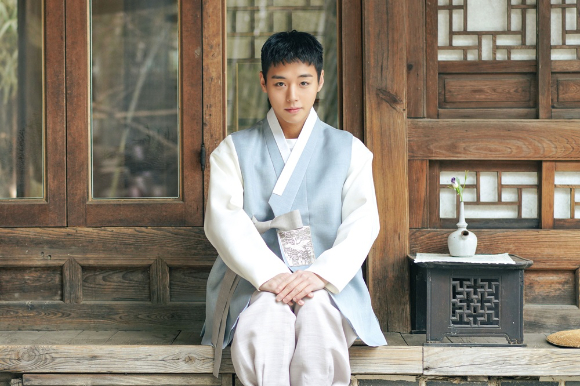 배우 박지훈이 설날을 맞아 한복을 입고 따뜻한 인사를 건네고 있다. [사진=YY엔터테인먼트]