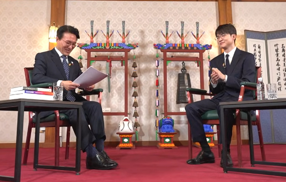 리그오브레전드(LoL)의 전설 '페이커' 이상혁 선수가 김민석 국무총이를 만나 한국 게임 산업의 발전 방향에 대한 의견을 공유했다. 사진은 이 선수. [사진=유튜브 '김민석 TV' 캡처]