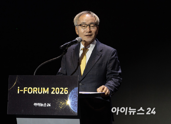 [포토] '아이포럼 2026' 개회사하는 박동석 아이뉴스24 사장