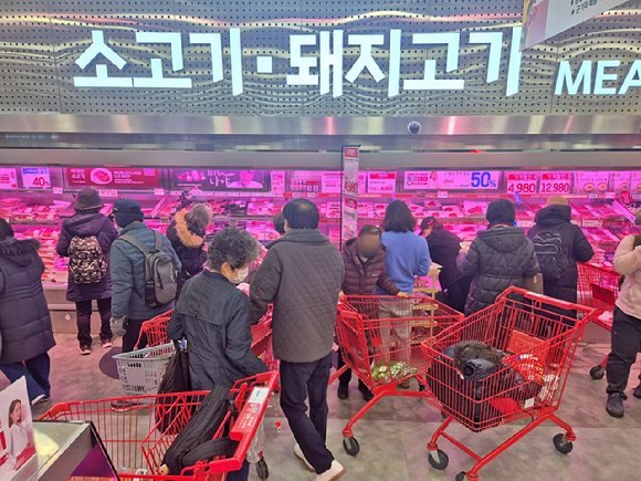 27일 이마트 용산점 축산코너에 초저가 삼겹살을 사기 위한 행렬이 이어지고 있다. [사진=진광찬 기자]