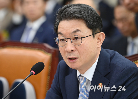 이억원 금융위원장이 20일 서울 여의도 국회 정무위원회에서 열린 금융위원회 등에 대한 국정감사에서 질의에 답변하고 있다. [사진=곽영래 기자]