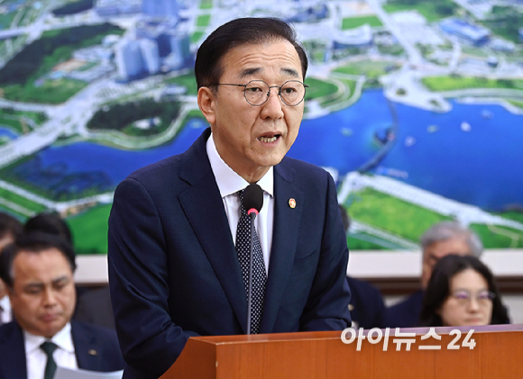 김윤덕 국토교통부 장관이 11일 서울 여의도 국회에서 열린 국토교통위원회 전체회의에서 2026년도 예산안 관련 제안설명을 하고 있다. [사진=곽영래 기자]