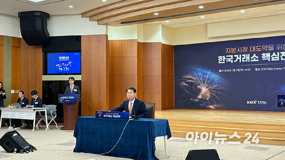 정은보 한국거래소 이사장이 5일 서울 여의도 한국거래소 21층에서 열린 &lsquo;자본시장 대도약을 위한 한국거래소 핵심전략&rsquo; 기자간담회에서 질의에 답하고 있다. [사진=김민희 기자]