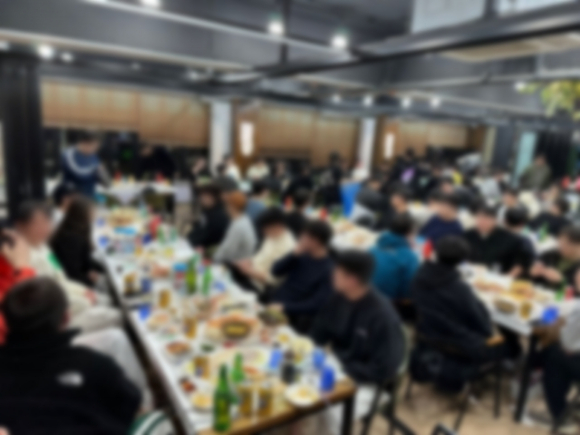 '스캠코인'을 판매한 조직의 회식 모습 [사진=인천경찰청]