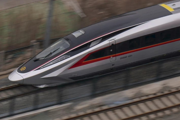 중국이 세계에서 가장 빠른 고속열차 CR450의 시험운행에 성공했다. 사진은 운행 중인CR450. [사진=Amazing China]