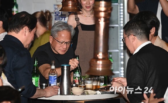 젠슨 황 엔비디아 최고경영자(CEO)가 5일 서울 마포구 서교동의 한 고깃집에서 최태원 SK회장, 구광모 LG회장, 이해진 네이버 의장과 삼겹살 회동을 하고 있다. [사진=곽영래 기자]