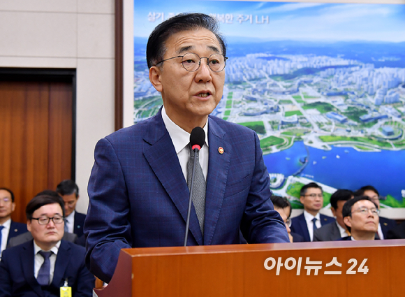 김윤덕 국토교통부 장관이 13일 오전 서울 여의도 국회에서 열린 국토교통위원회 국정감사에서 업무보고를 하고 있다. [사진=곽영래 기자]