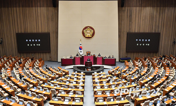 윤상현 국민의힘 의원이 19일 서울 여의도 국회에서 열린 본회의에서 공소청법안에 대한 무제한 토론(필리버스터)을 하고 있다. [사진=곽영래 기자]