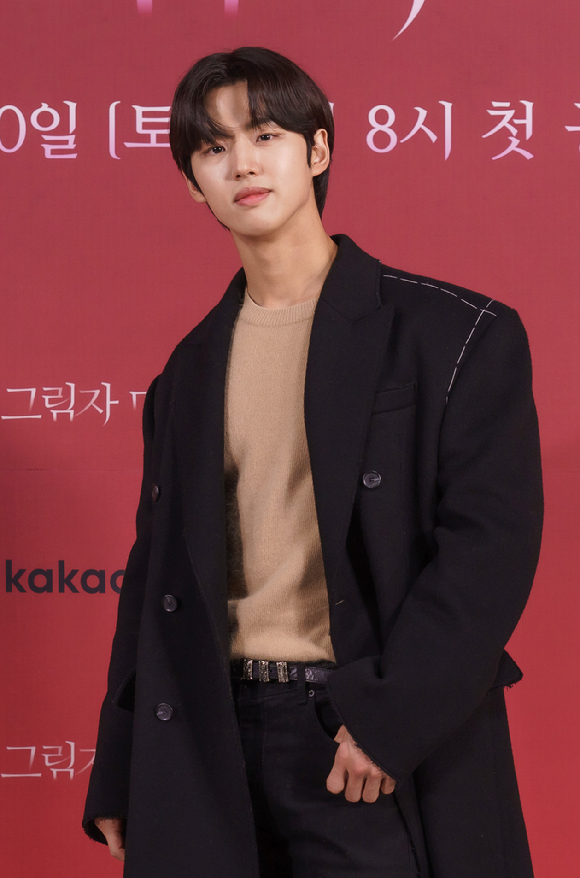 배우 홍석(펜타곤)이 19일 온라인으로 진행된 카카오TV 오리지널 '그림자 미녀' 제작발표회에 참석해 포즈를 취하고 있다. [사진=카카오TV]