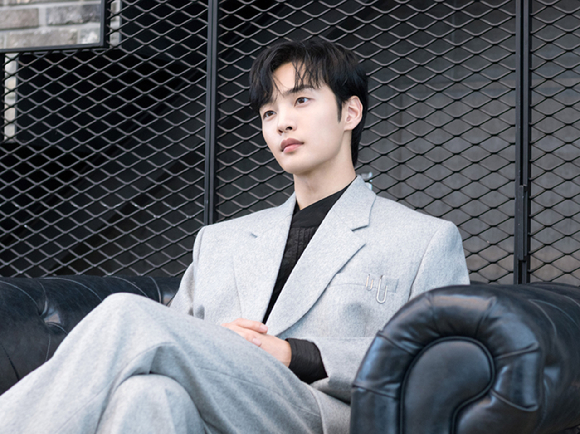 배우 김민재가 SBS '낭만닥터 김사부3' 종영 기념 인터뷰에서 포즈를 취하고 있다. [사진=냠냠엔터테인먼트]