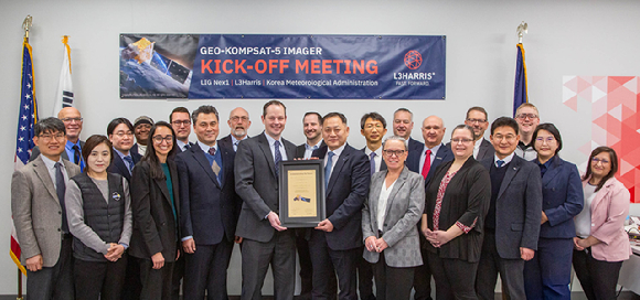 지난 4일(현지시간) 미국 포트웨인에서 열린 '기상탑재체 개발 착수회의'에서 폴 월로셱(앞줄 왼쪽 다섯 번째) L3해리스 부사장과 최종진(앞줄 왼쪽 여섯 번째) LIG넥스원 부사장이 기념 촬영을 하고 있다. [사진=LIG넥스원]