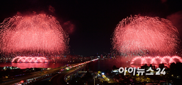 5일 밤 서울 여의도 한강공원에서 열린 '서울세계불꽃축제 2024' 에서 화려한 불꽃들이 밤 하늘을 수놓고 있다. [사진=곽영래 기자]