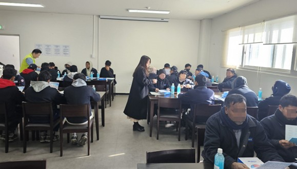 코아스가 글로벌 인재와 동반 성장하는 기업문화를 조성하기 위해 외국인 근로자의 근로환경 개선과 복지 증진에 적극 나서고 있다. 사진은 전북은행과 협력하여 '찾아가는 금융 서비스'를 실시한 모습. [사진=코아스]