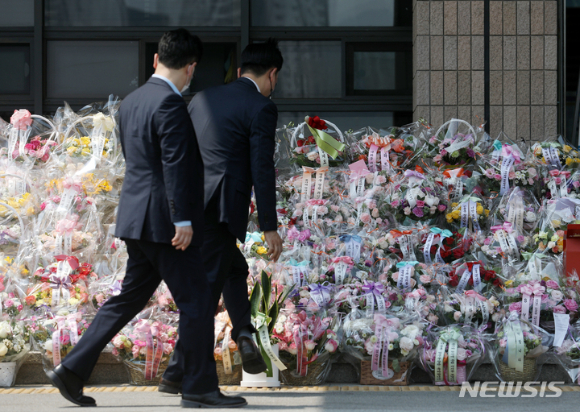 17일 오후 경기도 과천시 법무부 청사 앞에서 한동훈 법무부 장관 후보자 지지자들이 보낸 꽃바구니가 놓여 있다. [사진=뉴시스]