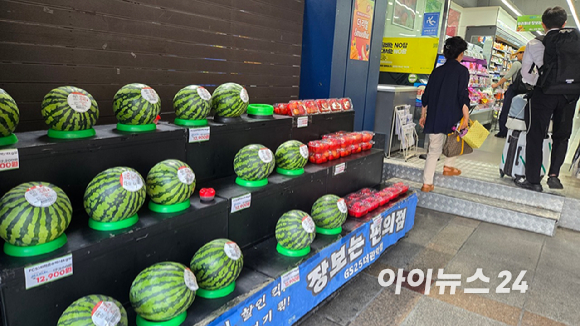 민생회복 소비쿠폰 지급이 시작된 21일 서울의 한 편의점에 과일이 진열돼 있다. [사진=진광찬 기자]
