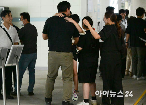 미국 조지아주 현대차그룹-LG에너지솔루션 배터리 합작 공장 건설 현장에서 구금됐다가 석방된 한국인 노동자들이 12일 오후 인천국제공항을 통해 귀국해 가족들과 인사를 나누고 있다. [사진=정소희 기자]