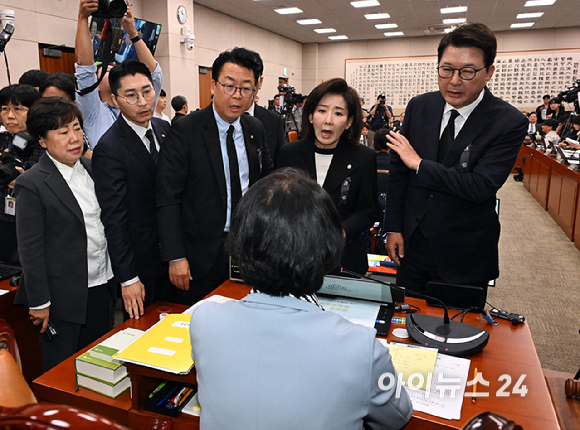 국민의힘 의원들이 13일 서울 여의도 국회에서 열린 법제사법위원회의 대법원 등에 대한 국정감사에서 추미애 법사위원장에게 조희대 대법원장의 이석을 요구하고 있다. [사진=곽영래 기자]