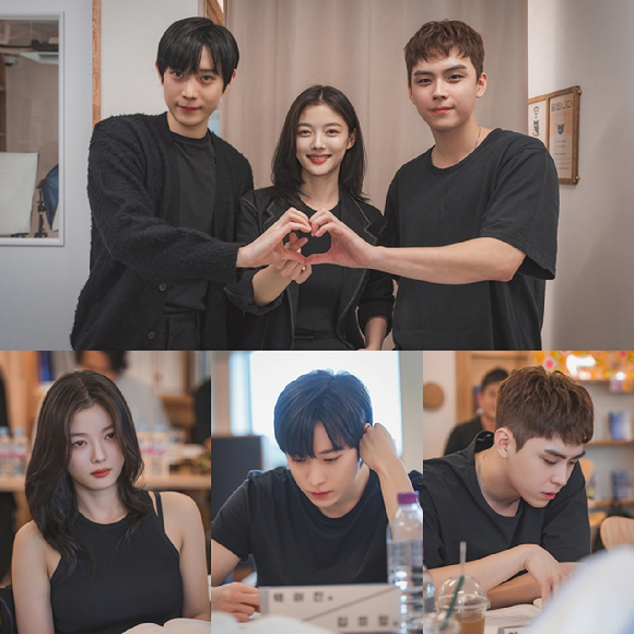 김영대, 김유정, 김도훈이 '친애하는 X' 대본 리딩에 임하고 있다. [사진=티빙]
