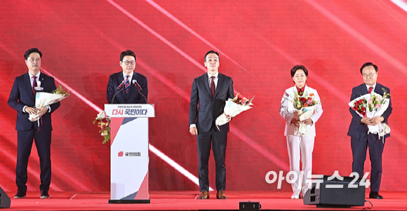 국민의힘 당 대표 결선 진출자 김문수, 장동혁 후보가 22일 오후 청주 오스코에서 열린 제6차 전당대회에서 기념촬영을 하고 있다. [사진=곽영래 기자]