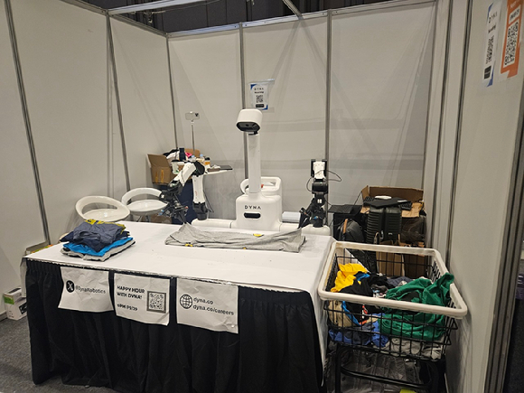 테솔로의 부스에서 연구원이 로봇 핸드 'DG-5F'를 통해 종이접기 데모를 선보이고 있다 [사진=설재윤 기자]