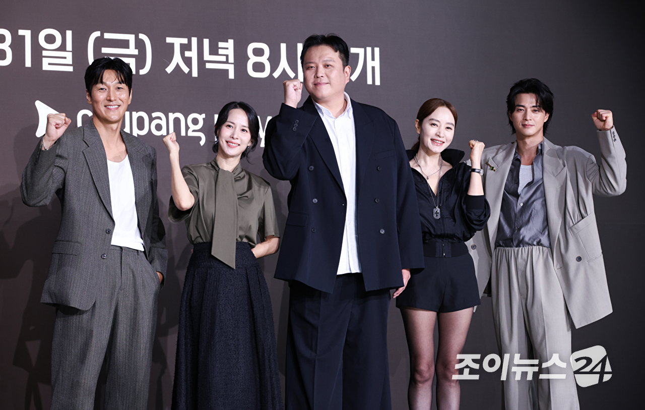 배우 김재철, 조여정, 김혜수, 김지훈이 28일 오전 서울 중구 장충동 앰배서더 서울 풀만 호텔에서 진행된 쿠팡플레이 시리즈 '지금 불륜이 문제가 아닙니다' 제작발표회에 참석해 포즈를 취하고 있다. [사진=문수지 기자]