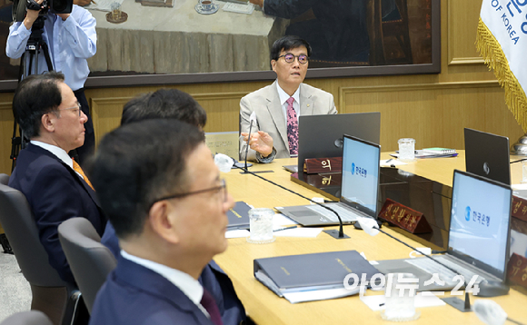이창용 한국은행 총재가 10일 서울 중구 한국은행에서 열린 금융통화위원회에 참석하고 있다. [사진=사진공동취재단]