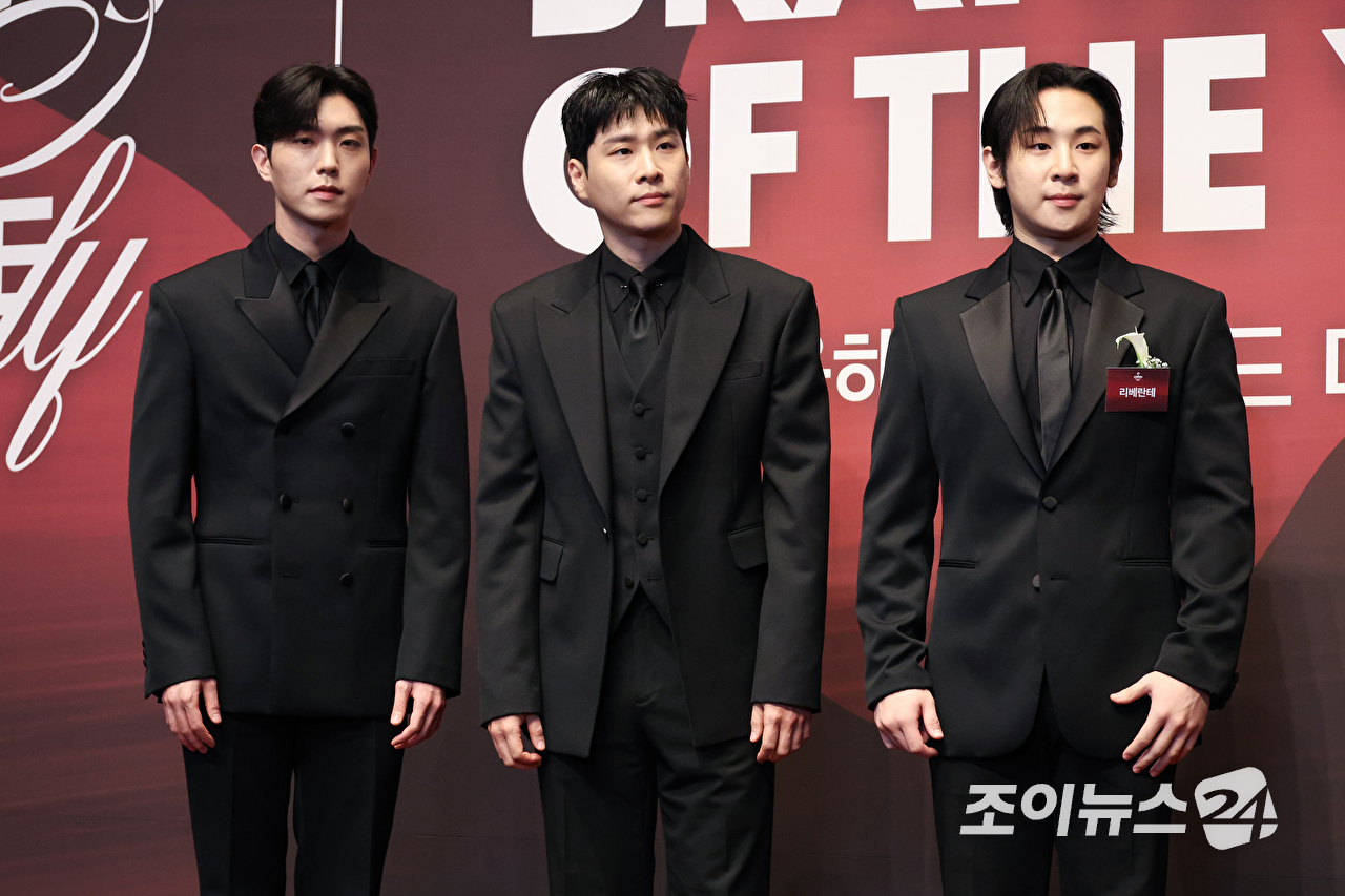 크로스오버그룹 리베란테가 1일 오전 서울 중구 신라호텔에서 진행된 '2026 올해의 브랜드 대상' 포토월 행사에 참석해 포즈를 취하고 있다. [사진=문수지 기자]