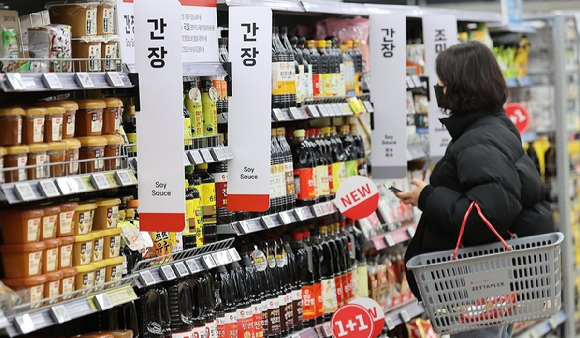 대형마트의 간장 매대. [사진=연합뉴스]