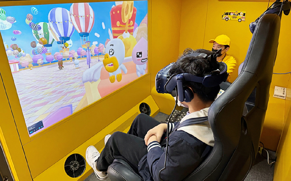 세브란스 재활병원 환아가 4D VR 게임을 즐기고 있다. [사진=카카오게임즈]