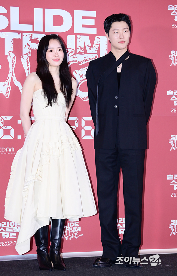 배우 정회린과 우즈(조승연)가 20일 서울 용산구 CGV 아이파크몰에서 진행된 영화 '슬라이드 스트럼 뮤트'(감독 박세영) 언론시사회에 참석하고 있다. [사진=정소희 기자]