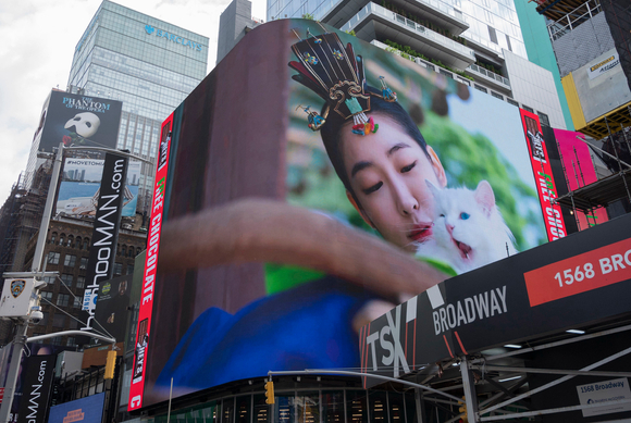 지난해(2021년) 미국 뉴욕에 있는 타임스스퀘어에 한복 광고를 올린 모습. [사진=서경덕 성신여대 교양학부 교수 연구팀]