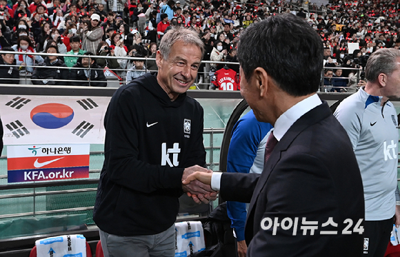 대한민국 위르겐 클린스만 감독이 지난해 3월 28일 오후 서울월드컵경기장에서 열린 대한민국과 우루과이의 평가전에서 정몽규 대한축구협회장과 인사하고 있다. [사진=아이뉴스24 포토DB]