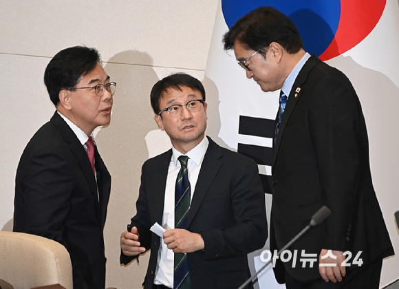 우원식 국회의장과 한병도 더불어민주당 원내대표, 송언석 국민의힘 원내대표가 12일 서울 여의도 국회에서 열린 본회의에서 대화를 나누고 있다. [사진=곽영래 기자]