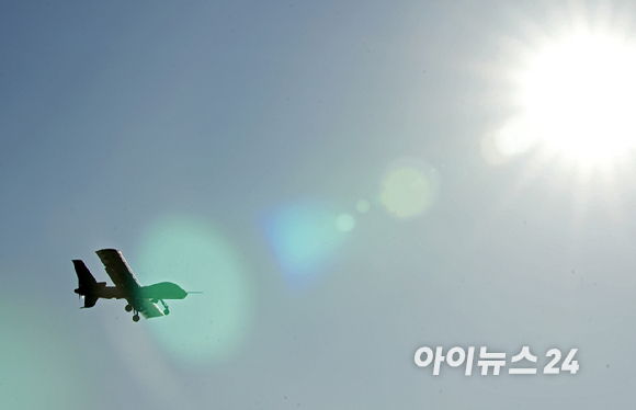 12일 포항 해상에 위치한 해군 독도함에서 실시된 '대형플랫폼 함정 무인기 운용 전투 실험' 에서 미국 제너럴 아토믹스(General Atomics)에서 개발 중인 고정익 무인기 모하비(Mojave)가 이륙해 동해 상공을 비행하고 있다. [사진=사진공동취재단]