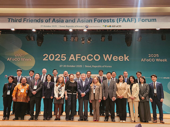 27일 서울 상암 중소기업DMC타워에서 열린 &lsquo;제3차 아시아산림협력기구(AFoCO) 기업 포럼(FAAF)&rsquo;에서 이미라 산림청 차장(왼쪽 네번째)와 갈리예바 유럽부흥은행 부국장(왼쪽 여섯번째)이 관계자들과 기념 촬영을 하고 있다. [사진=산림청]