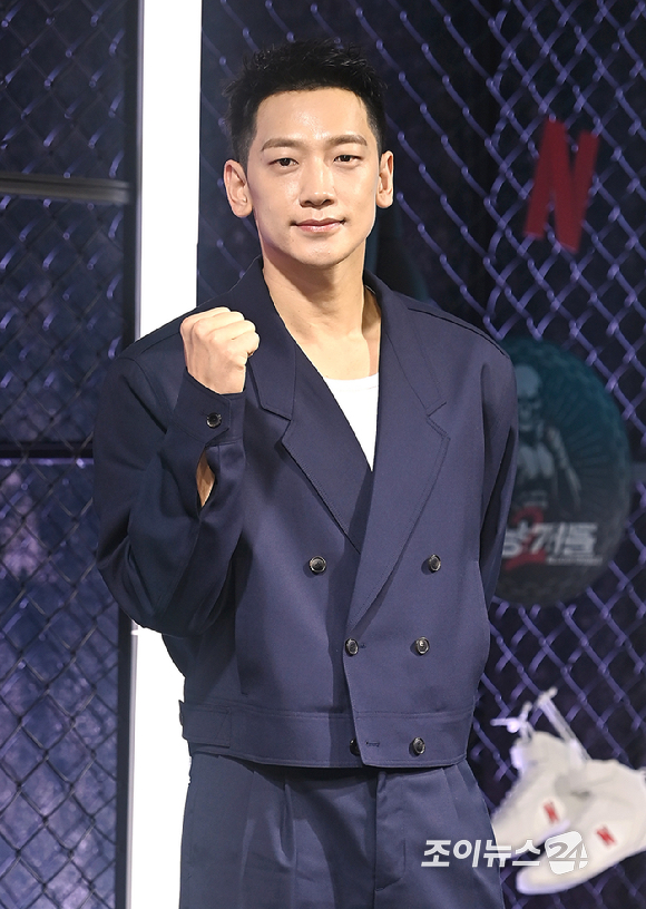 배우 정지훈이 31일 오전 서울 중구 앰배서더 서울 풀만 호텔에서 열린 넷플릭스 시리즈 '사냥개들' 시즌2 제작발표회에서 포토타임을 갖고 있다. [사진=곽영래 기자]