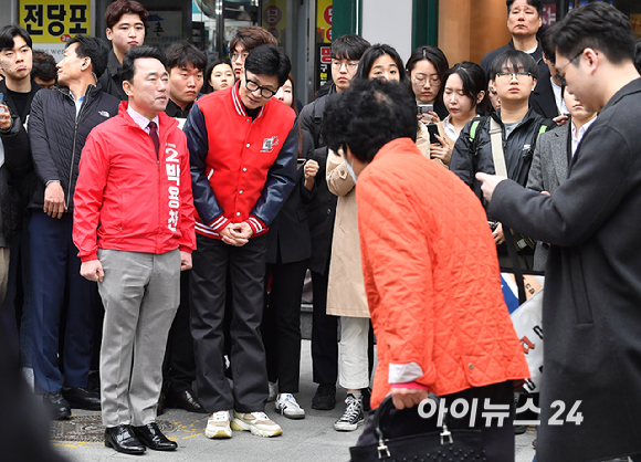 한동훈 국민의힘 비상대책위원장과 박용찬 영등포을 후보가 25일 오전 서울 영등포구 여의도역에서 출근길 인사를 하고 있다. [사진=곽영래 기자]