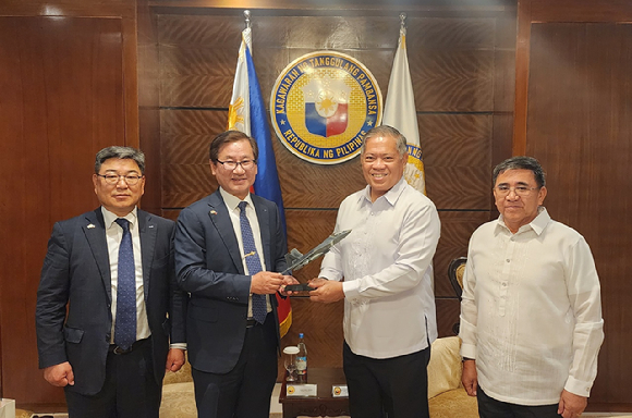 (왼쪽부터) 최종원 KAI 전략본부장, 강구영 KAI 사장, 필리핀 미손 획득 차관, 호나산 회득차관보 등이 3일 FA-50 추가 12대 수출 계약을 체결하고 있다. [사진=KAI]