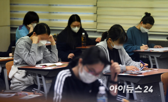2022학년도 대학수학능력시험이 시행된 18일 서울 용산구 선린인터넷고에서 수험생들이 시험 시작 전 막바지 준비를 하고 있다. [사진=사진공동취재단]
