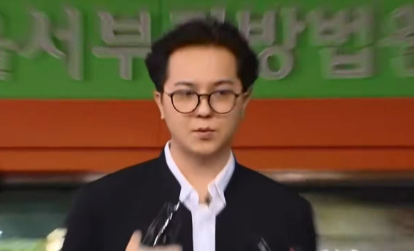 병역법 위반 혐의로 기소된 그룹 위너의 송민호 씨가 21일 오전 서울서부지방법원에 출석하고 있다. [사진=채널A 방송화면 캡처]