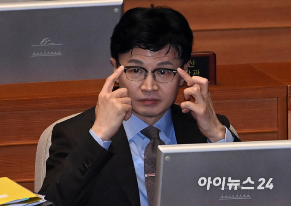 한동훈 법무부 장관이 5일 오후 서울 여의도 국회 본회의장에서 열린 교육·사회·문화 분야에 대한 대정부질문에 출석해 자리하고 있다. [사진=김성진 기자]