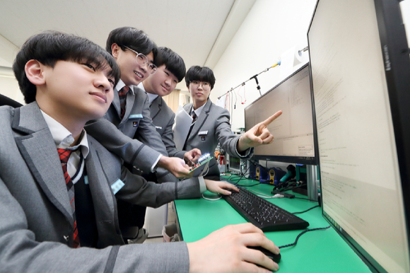 서울 강남구에 위치한 서울로봇고에서 재학생들이 AI 교육을 받고 있다. [사진=KT]