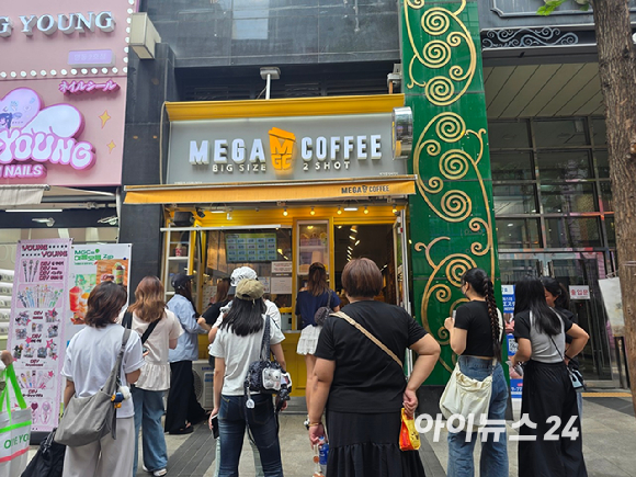 명동에서 한국 제품을 전문적으로 파는 매장 앞에 외국인들이 몰려 있다. [사진=구서윤 기자]