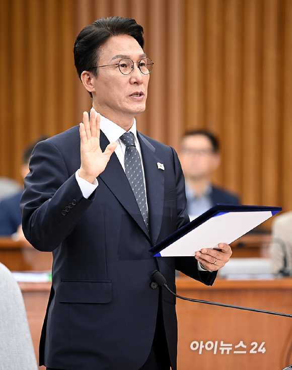 김민석 국무총리 후보자가 24일 서울 여의도 국회에서 열린 국무총리(김민석) 임명동의안 심사를 위한 인사청문회에서 선서를 하고 있다. [사진=곽영래 기자]