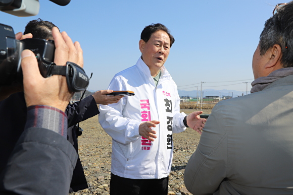 최경환 경산 예비후보가 13일 대구경북인터넷기자협회 기자들과 인터뷰를 하고 있다. [사진=대구경북인터넷]